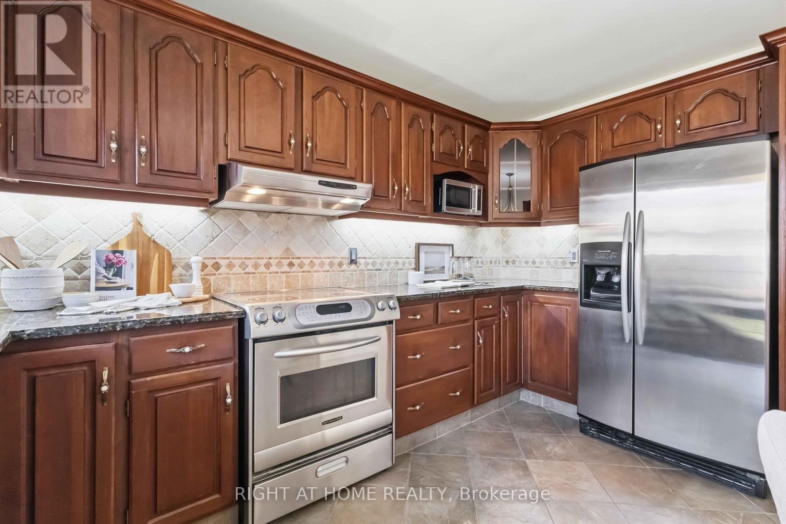 313 Preston Drive, Oshawa, Ontario  L1J 6Y6 - Photo 16 - E13041554