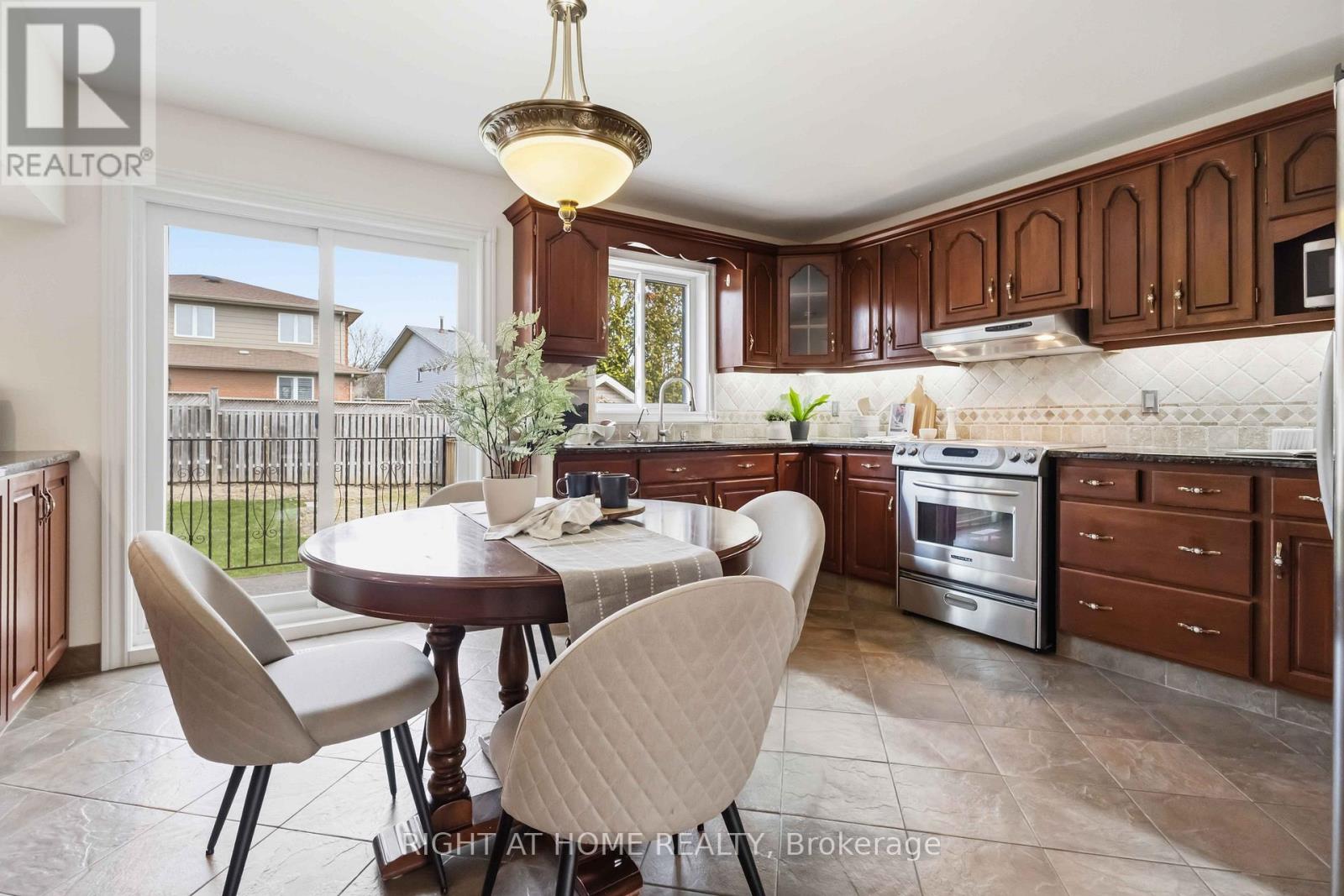 313 Preston Drive, Oshawa, Ontario  L1J 6Y6 - Photo 9 - E13041554