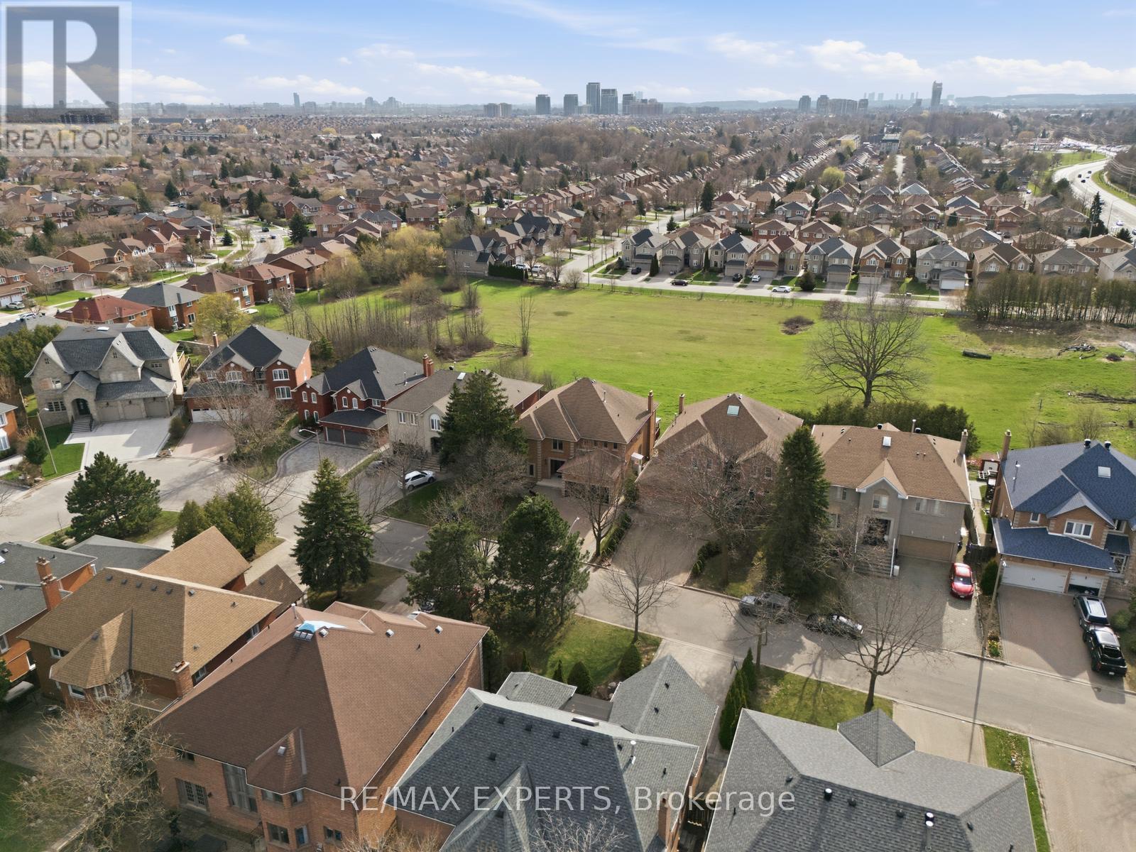 11 Horizon Court, Richmond Hill, Ontario  L4B 3G1 - Photo 2 - N13041606