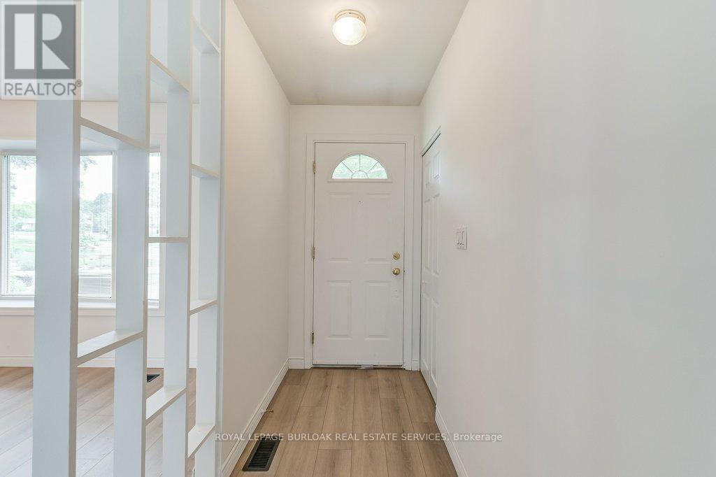 1334 Langdale Crescent, Oakville, Ontario  L6H 2K8 - Photo 4 - W13041680