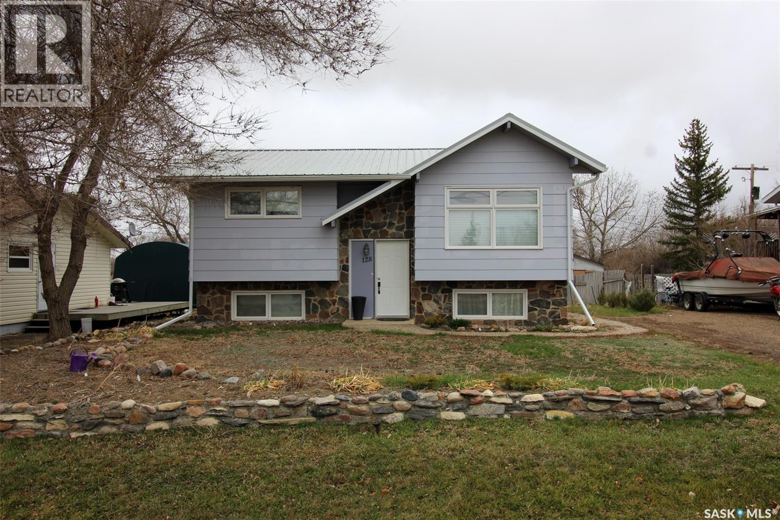 128 1st STREET E, frontier, Saskatchewan