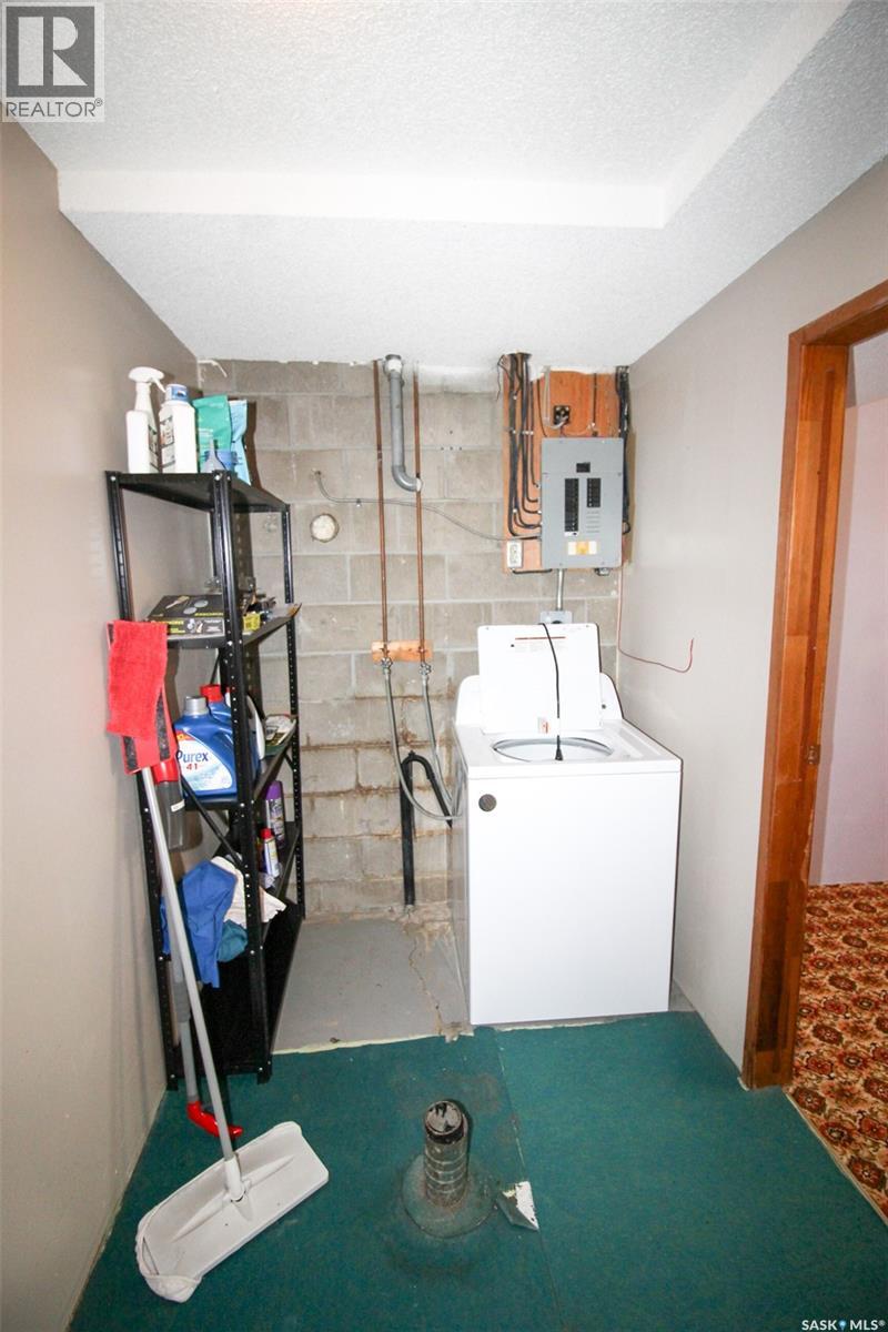 128 1st Street E, Frontier, Saskatchewan  S0N 0W0 - Photo 27 - SK033854