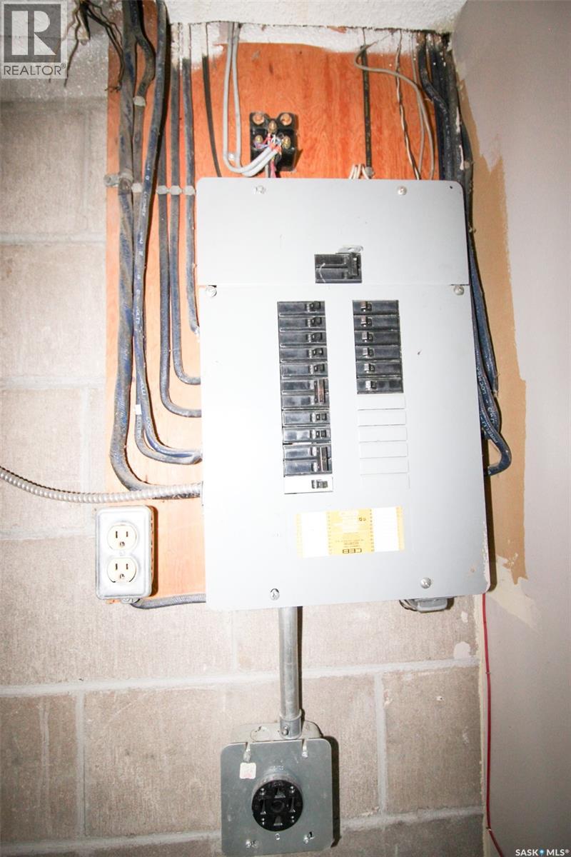 128 1st Street E, Frontier, Saskatchewan  S0N 0W0 - Photo 28 - SK033854