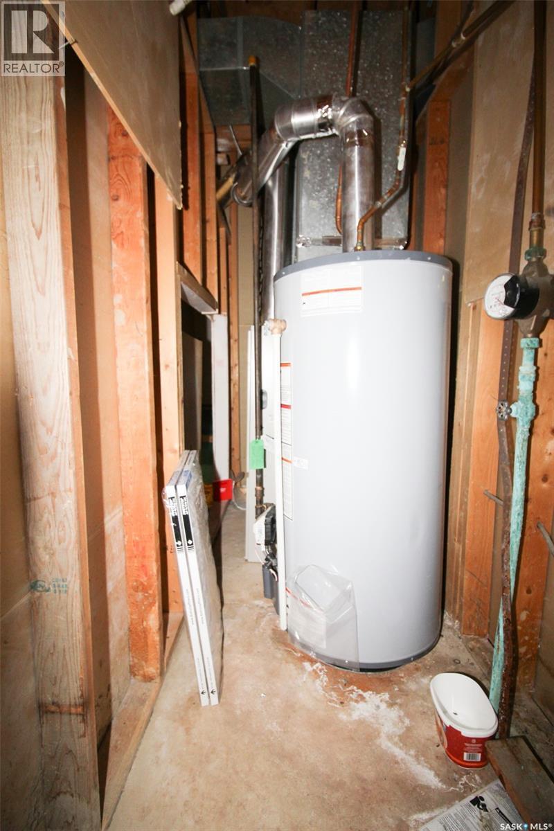 128 1st Street E, Frontier, Saskatchewan  S0N 0W0 - Photo 30 - SK033854