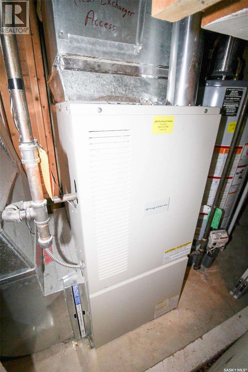 128 1st Street E, Frontier, Saskatchewan  S0N 0W0 - Photo 31 - SK033854