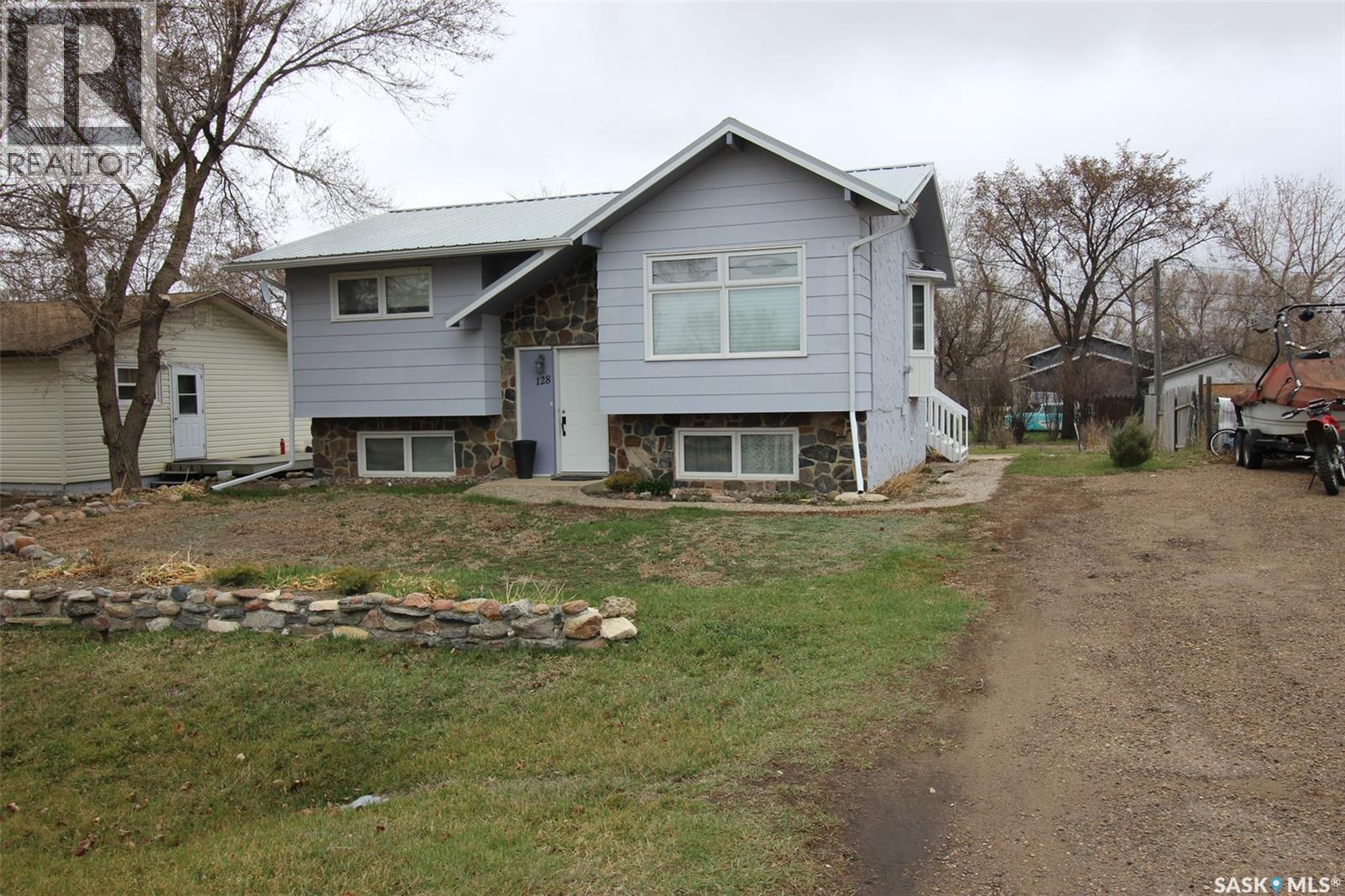 128 1st Street E, Frontier, Saskatchewan  S0N 0W0 - Photo 34 - SK033854