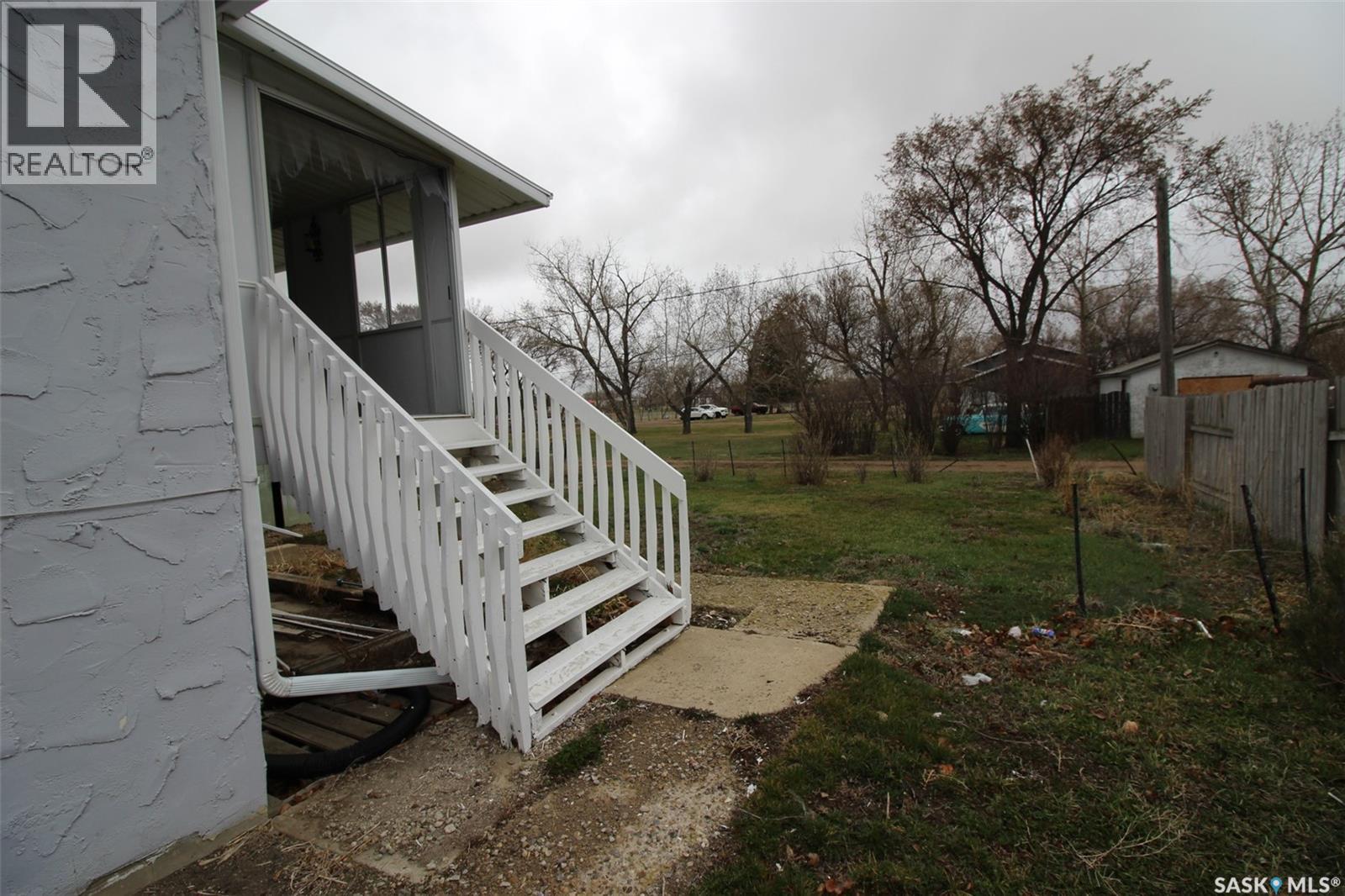 128 1st Street E, Frontier, Saskatchewan  S0N 0W0 - Photo 35 - SK033854