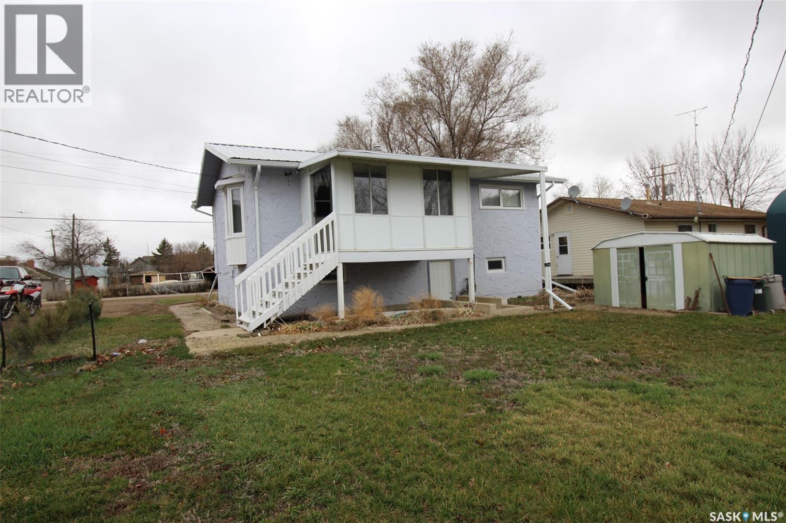 128 1st Street E, Frontier, Saskatchewan  S0N 0W0 - Photo 36 - SK033854