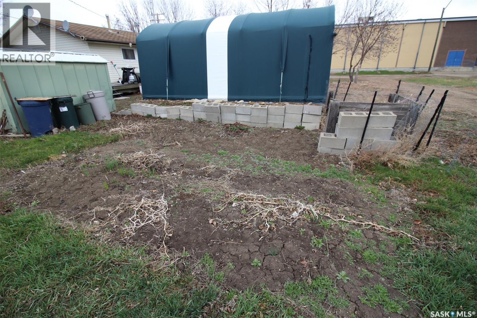 128 1st Street E, Frontier, Saskatchewan  S0N 0W0 - Photo 37 - SK033854