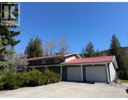 1076 COLUMBIA GARDENS Road, Fruitvale, British Columbia