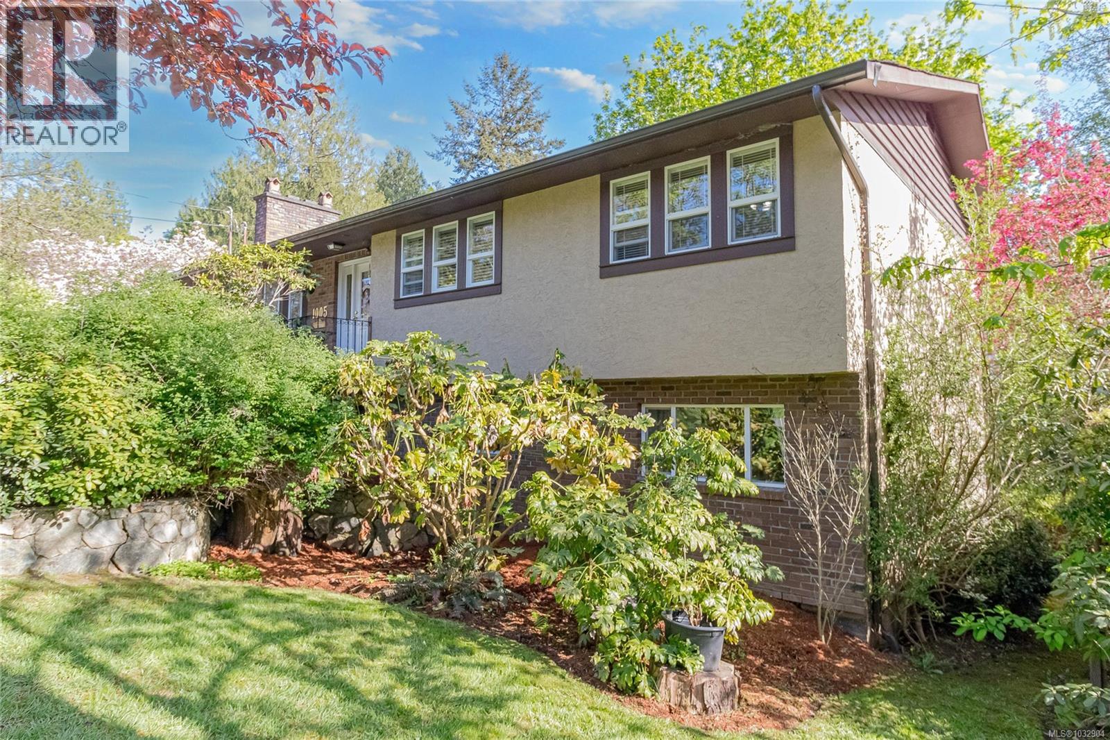 1005 Sluggett Rd, Central Saanich, British Columbia  V8M 1E4 - Photo 3 - 1032904