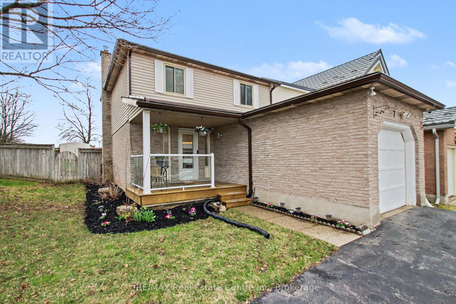 7 WYCLIFFE PLACE, Kitchener, Ontario