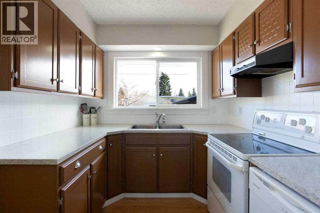 23 Queen Isabella Close Se, Calgary, Alberta  T2J 3R2 - Photo 7 - A2303904