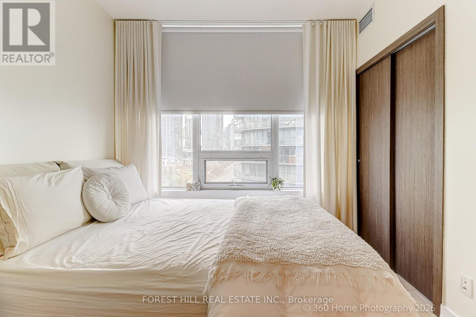 1215 - 17 BATHURST STREET Toronto (Waterfront Communities), ON M5V 0N1