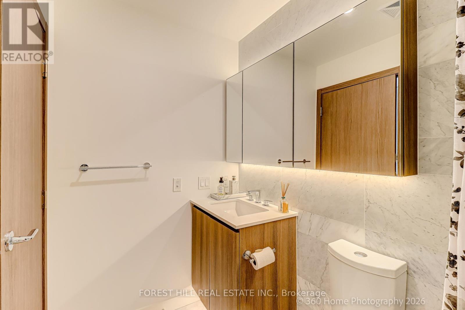 1215 - 17 BATHURST STREET Toronto (Waterfront Communities), ON M5V 0N1