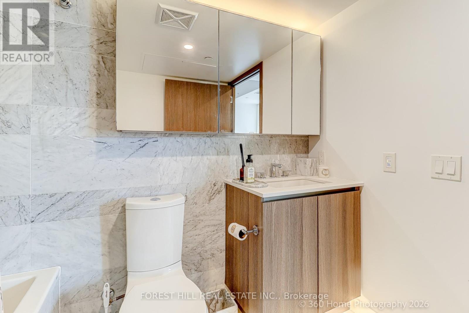 1215 - 17 BATHURST STREET Toronto (Waterfront Communities), ON M5V 0N1