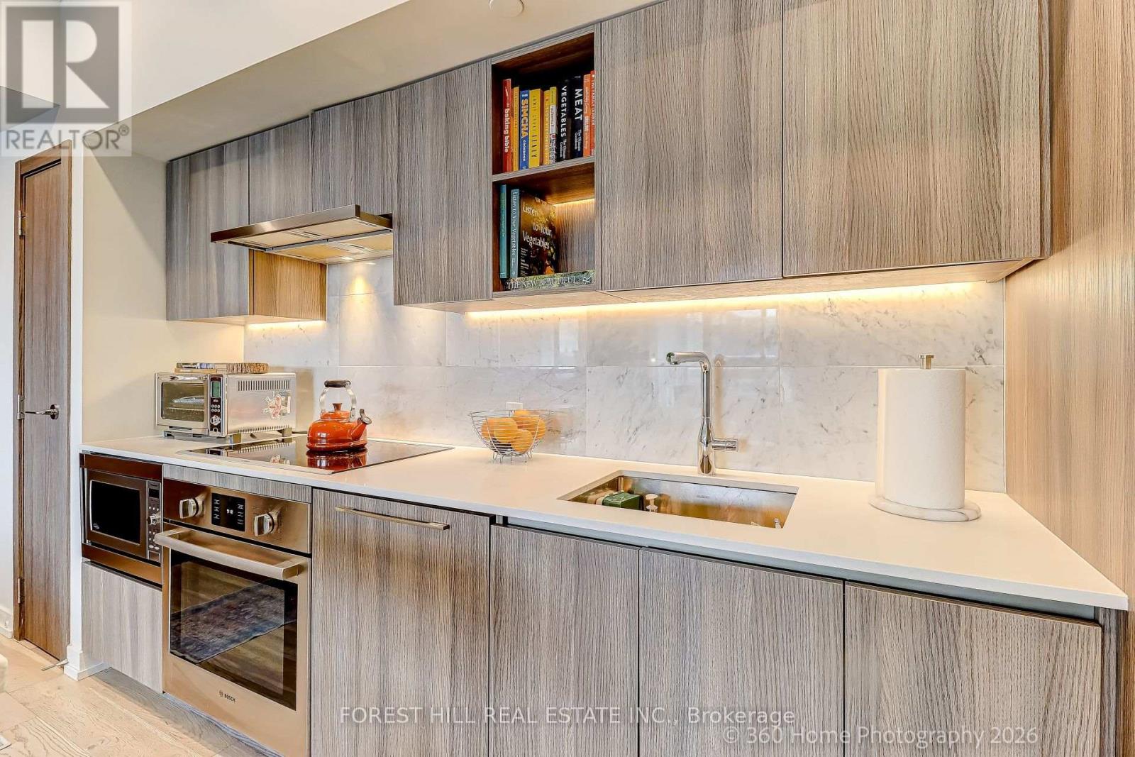 1215 - 17 BATHURST STREET Toronto (Waterfront Communities), ON M5V 0N1