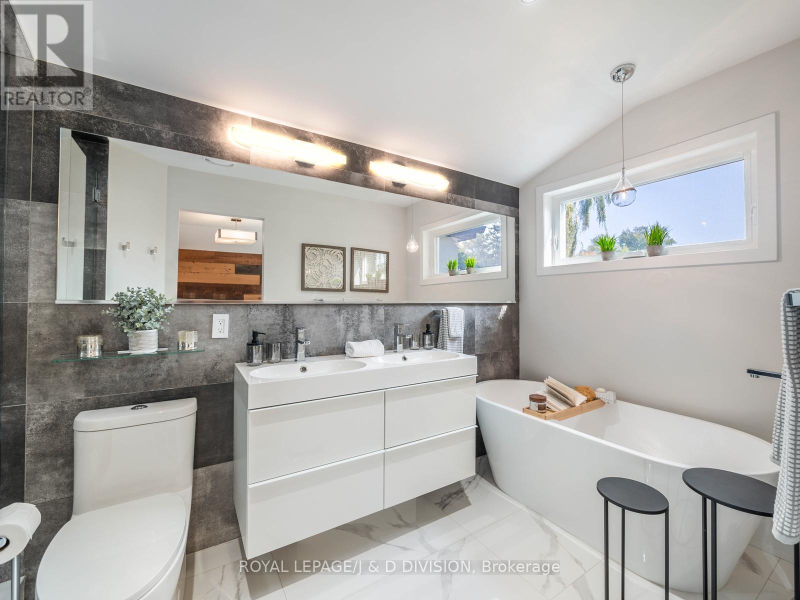 221 Virginia Avenue, Toronto, Ontario  M4C 2T6 - Photo 25 - E13003470