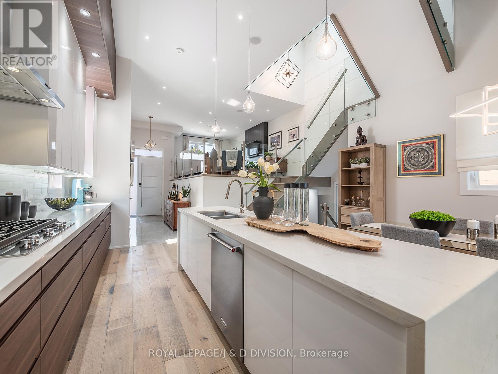 221 Virginia Avenue, Toronto, Ontario  M4C 2T6 - Photo 7 - E13003470