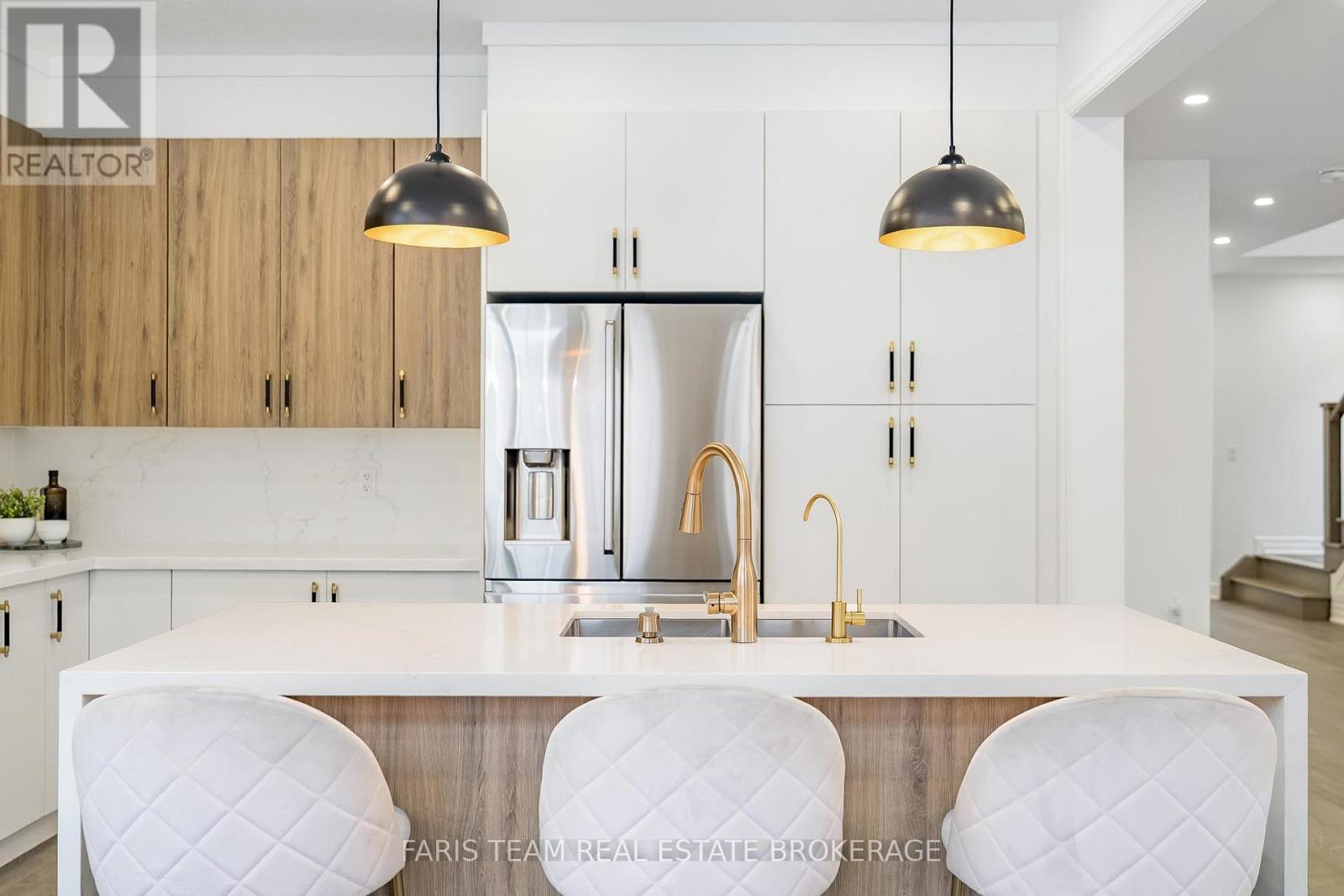 43 AUBURN COURT, Barrie, Ontario