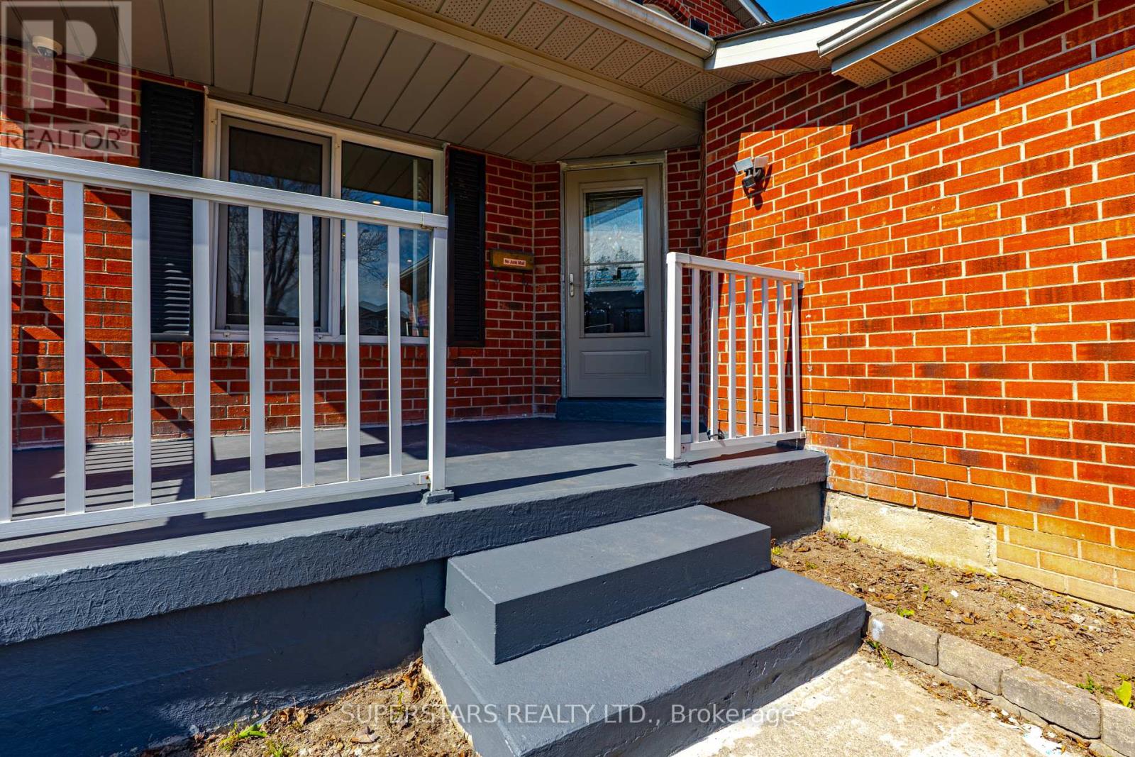 3945 Renfrew Crescent, Mississauga, Ontario  L5L 4J6 - Photo 2 - W13041864