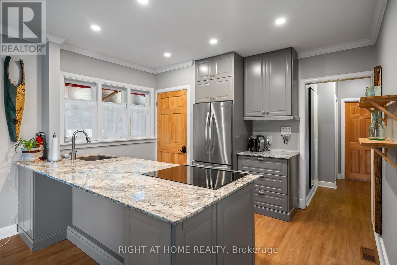 5201 Valley Way, Niagara Falls, Ontario  L2E 1X3 - Photo 9 - X13041728