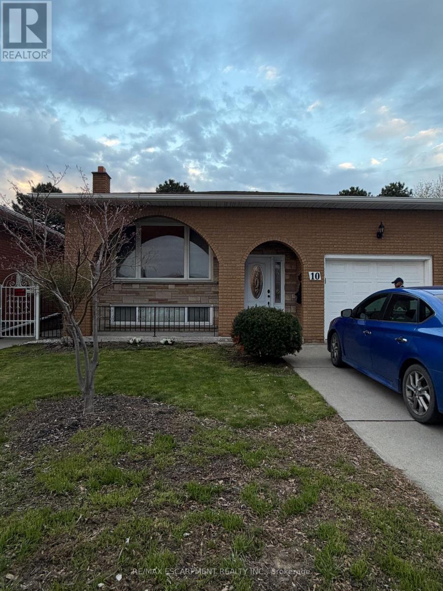 UPPER - 10 FAIRINGTON CRESCENT, Hamilton, Ontario