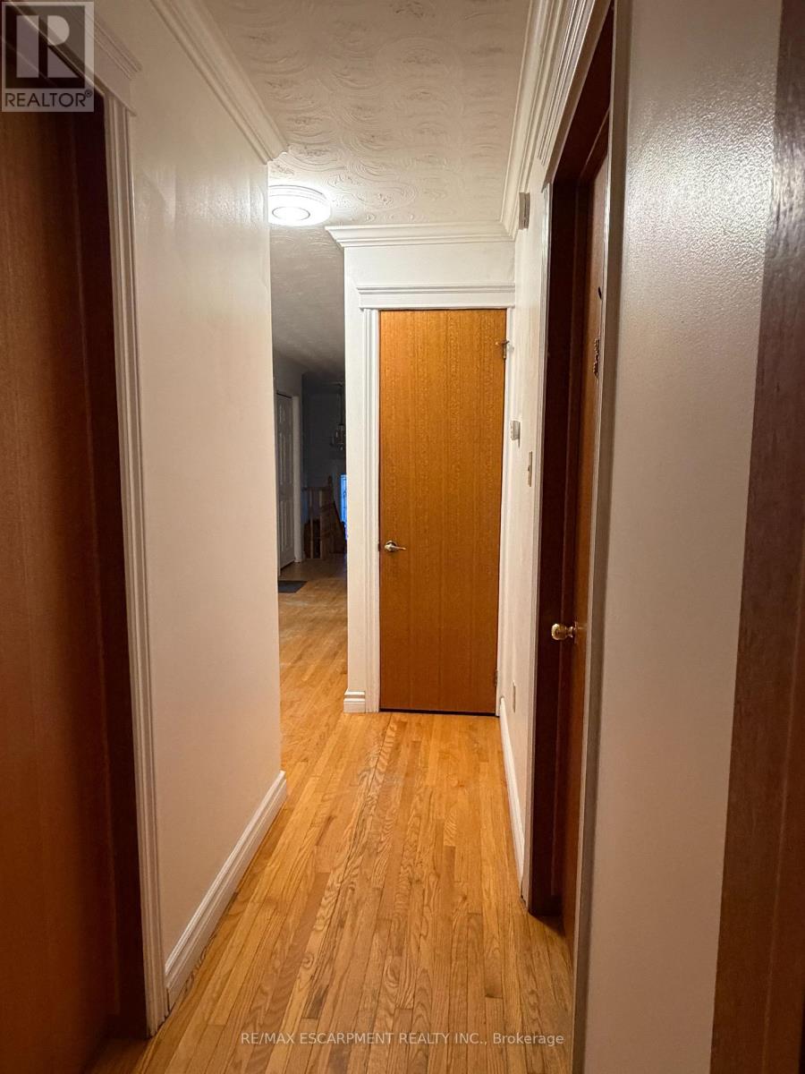 Upper - 10 Fairington Crescent, Hamilton, Ontario  L8E 3N4 - Photo 12 - X13041814