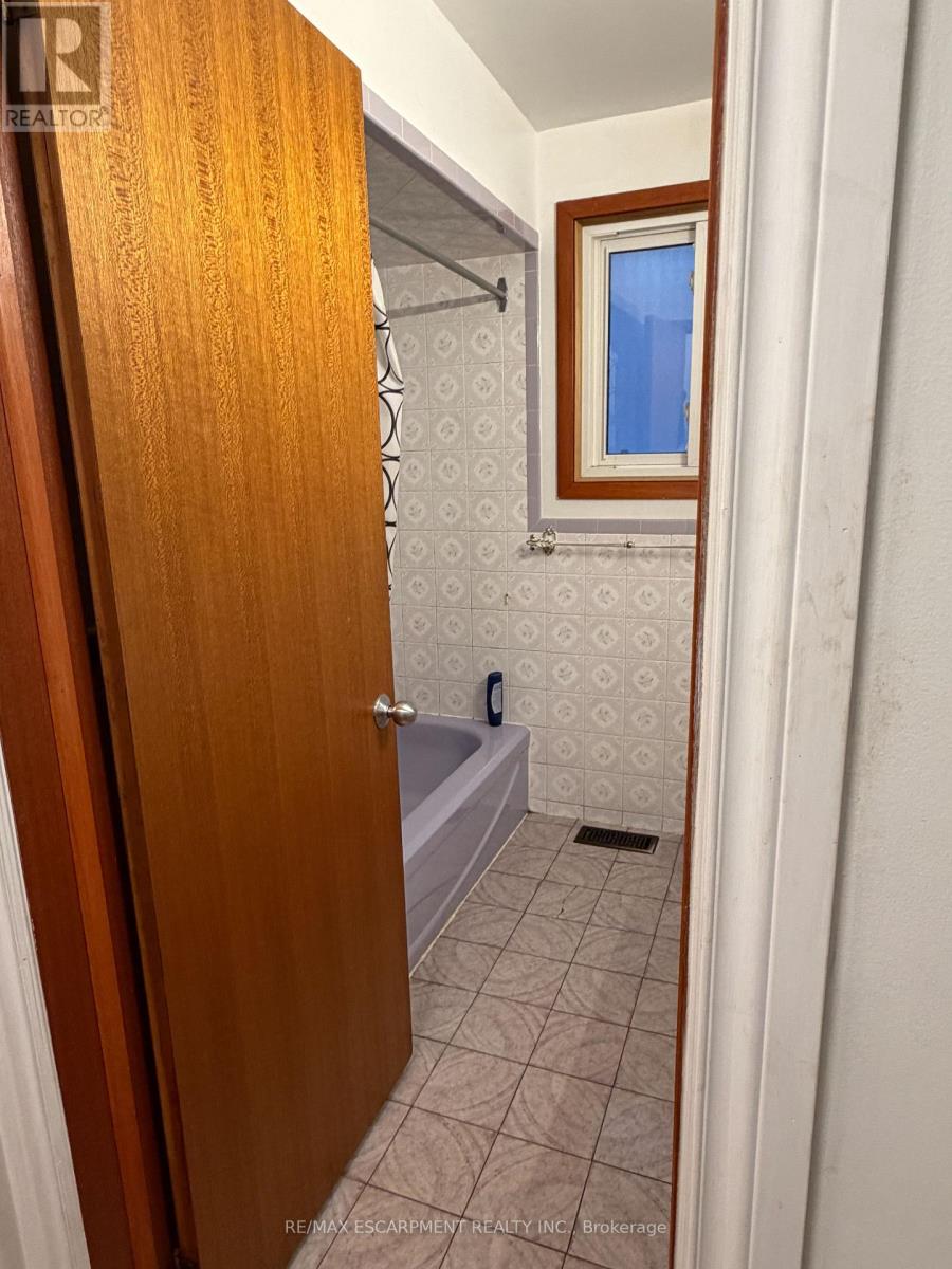 Upper - 10 Fairington Crescent, Hamilton, Ontario  L8E 3N4 - Photo 15 - X13041814