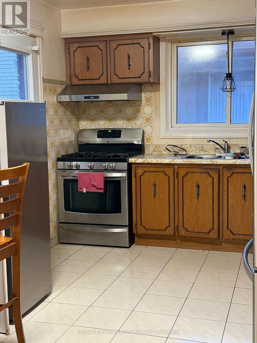 Upper - 10 Fairington Crescent, Hamilton, Ontario  L8E 3N4 - Photo 6 - X13041814