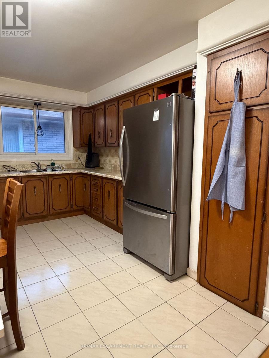 Upper - 10 Fairington Crescent, Hamilton, Ontario  L8E 3N4 - Photo 7 - X13041814