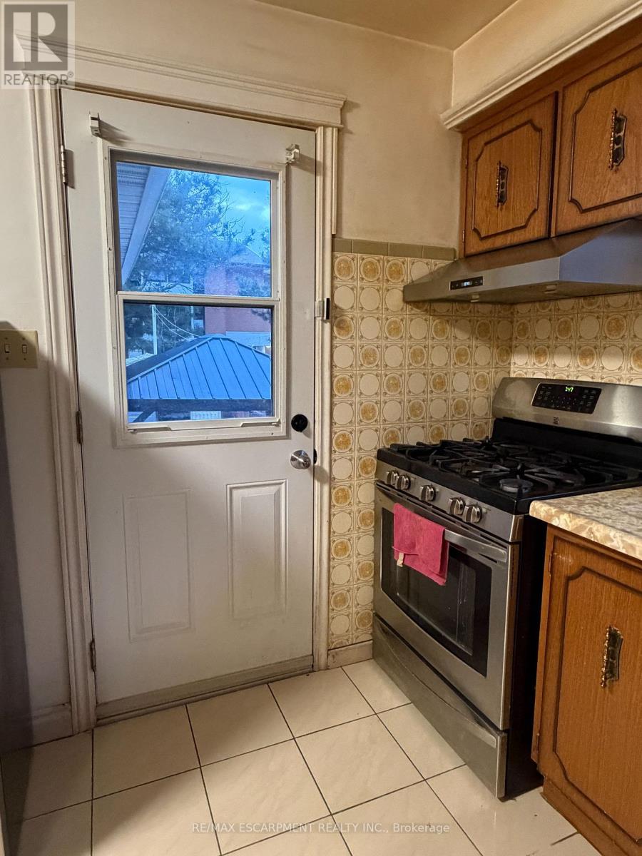 Upper - 10 Fairington Crescent, Hamilton, Ontario  L8E 3N4 - Photo 8 - X13041814