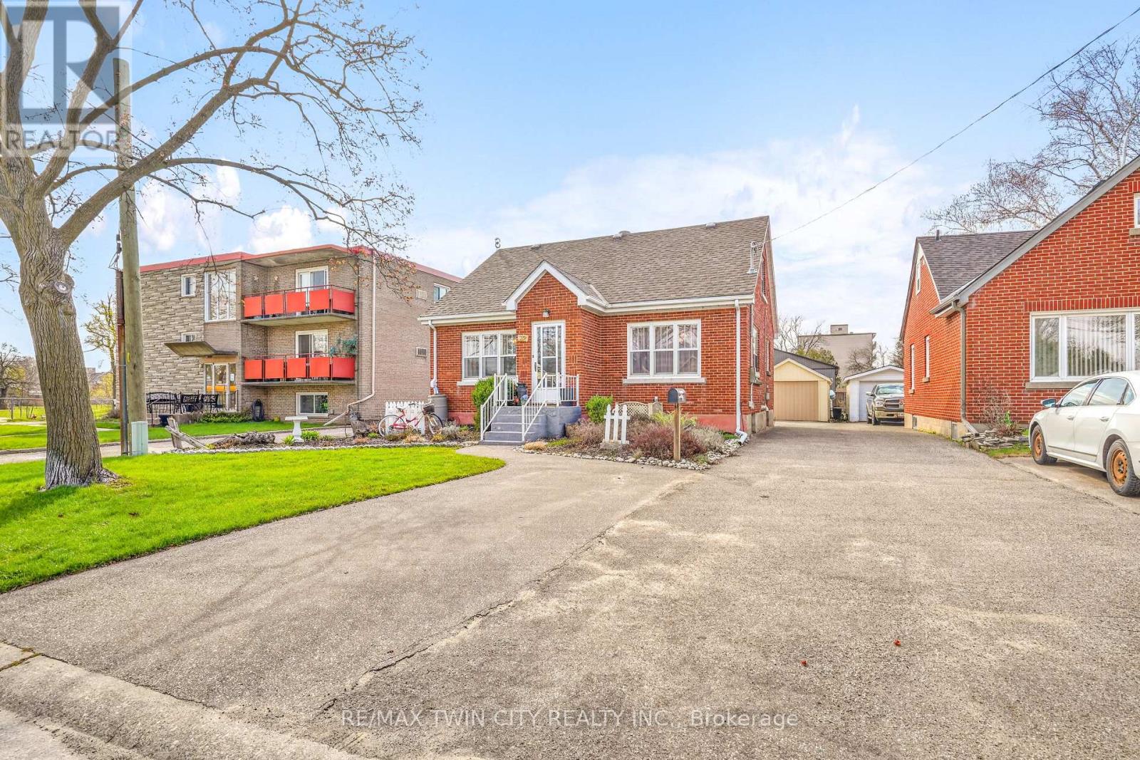 32 Fulton Street, Brantford, Ontario  N3R 4E5 - Photo 2 - X13041884