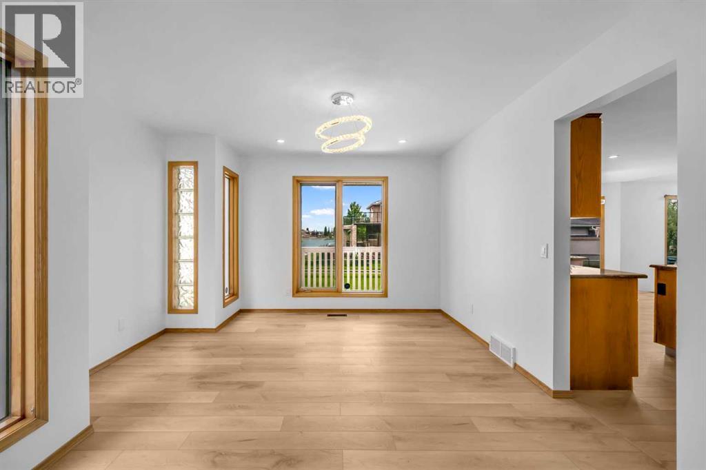 208 Coral Shores Bay Ne, Calgary, Alberta  T3J 3J6 - Photo 12 - A2304671