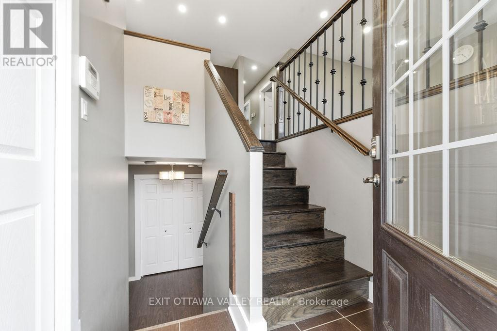 7 Florence Street, Petawawa, Ontario  K8H 1T7 - Photo 2 - X13042068