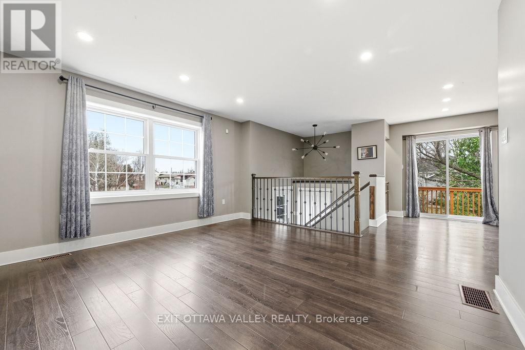 7 Florence Street, Petawawa, Ontario  K8H 1T7 - Photo 3 - X13042068