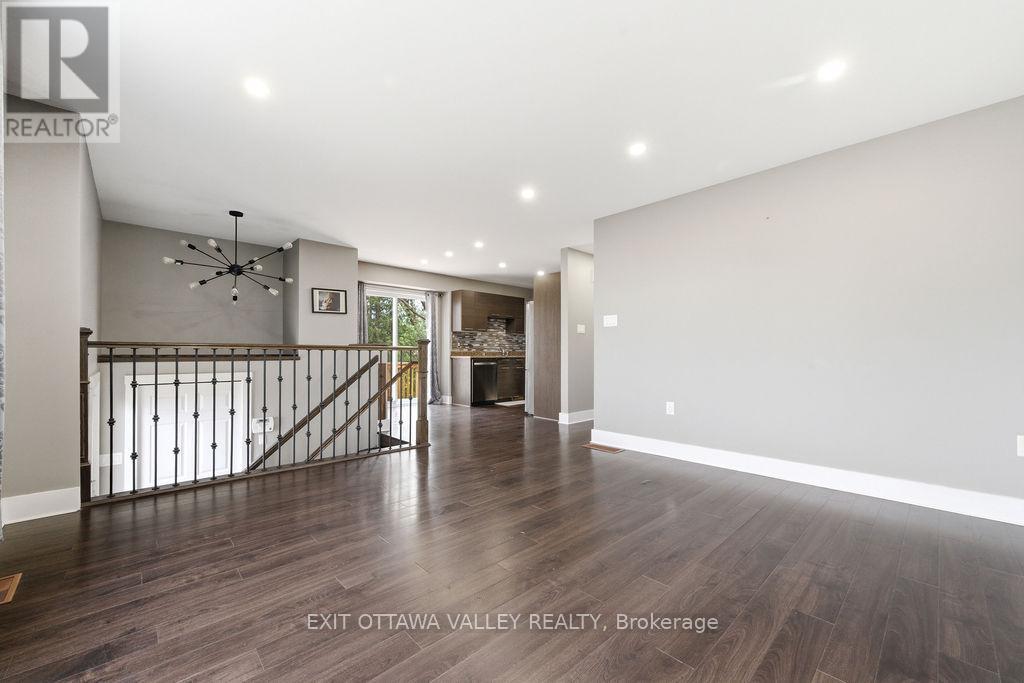 7 Florence Street, Petawawa, Ontario  K8H 1T7 - Photo 4 - X13042068