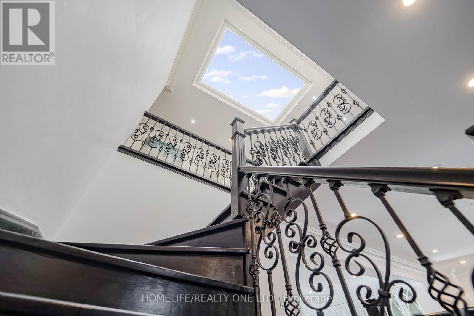 31 Bearwood Drive, Toronto, Ontario  M9A 4G5 - Photo 14 - W12975692