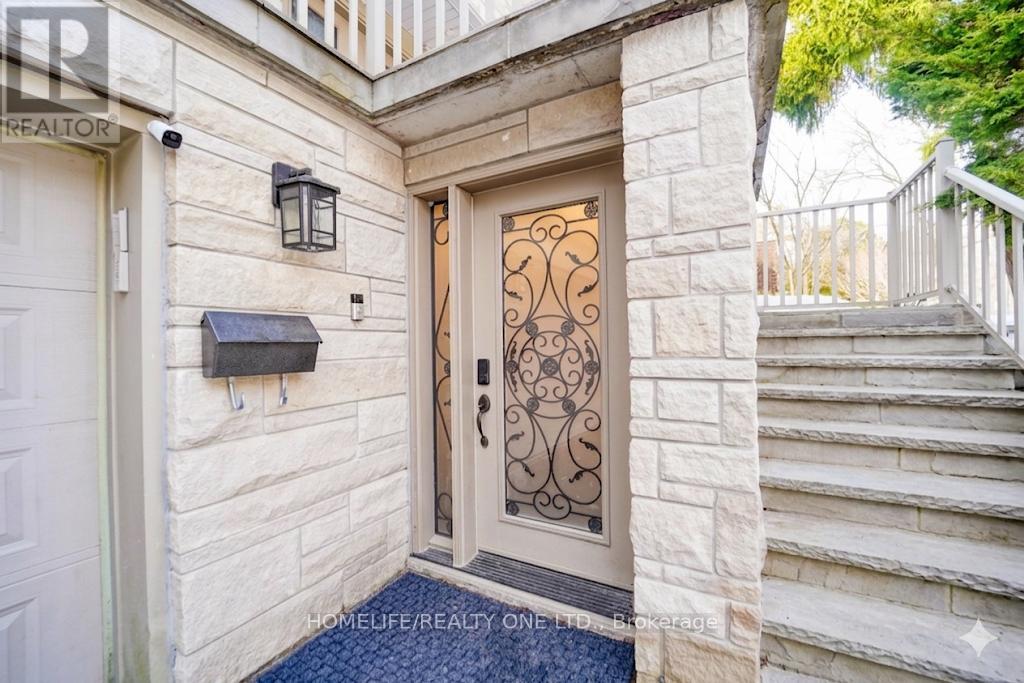 31 Bearwood Drive, Toronto, Ontario  M9A 4G5 - Photo 5 - W12975692