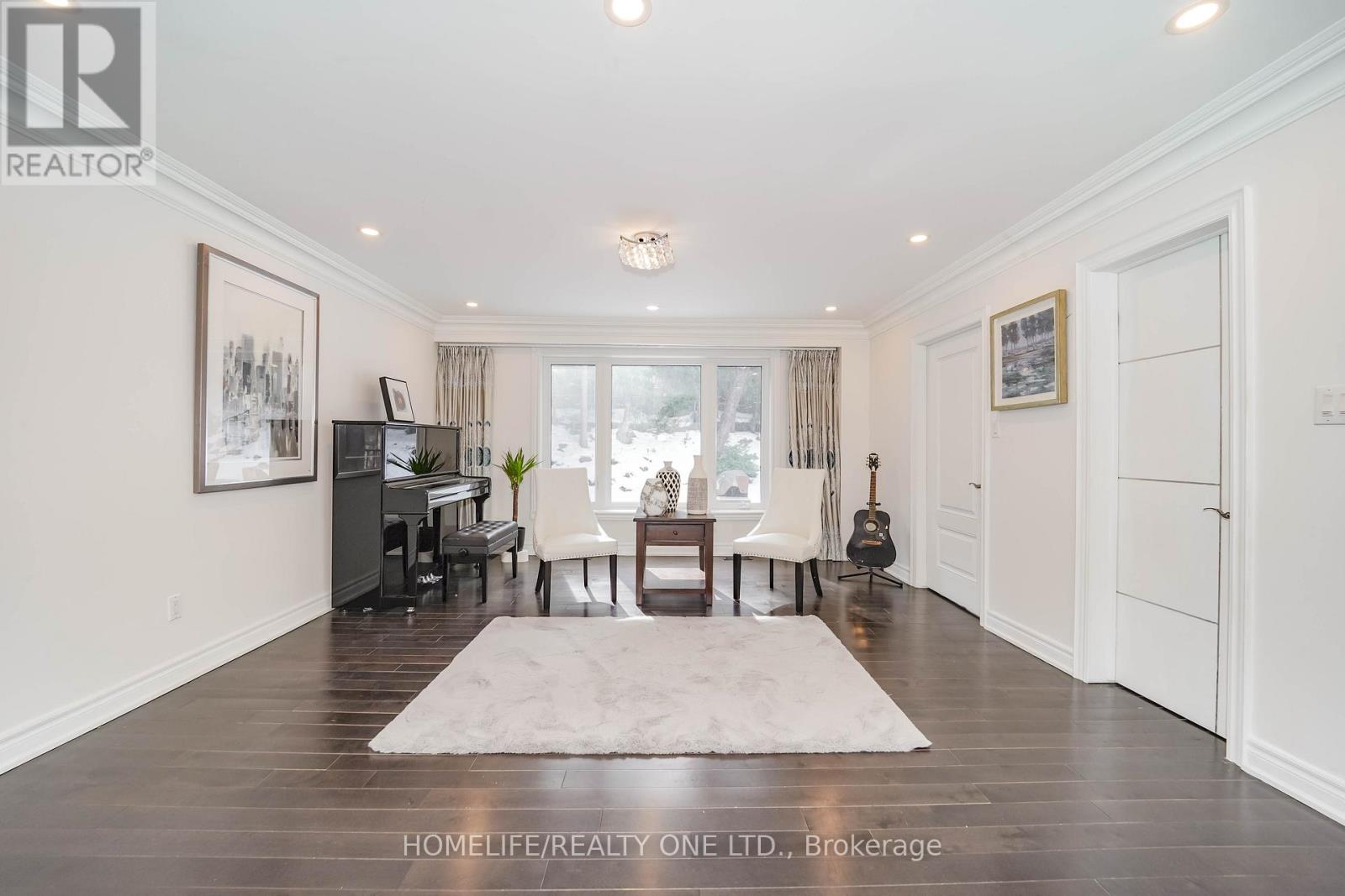 31 Bearwood Drive, Toronto, Ontario  M9A 4G5 - Photo 7 - W12975692