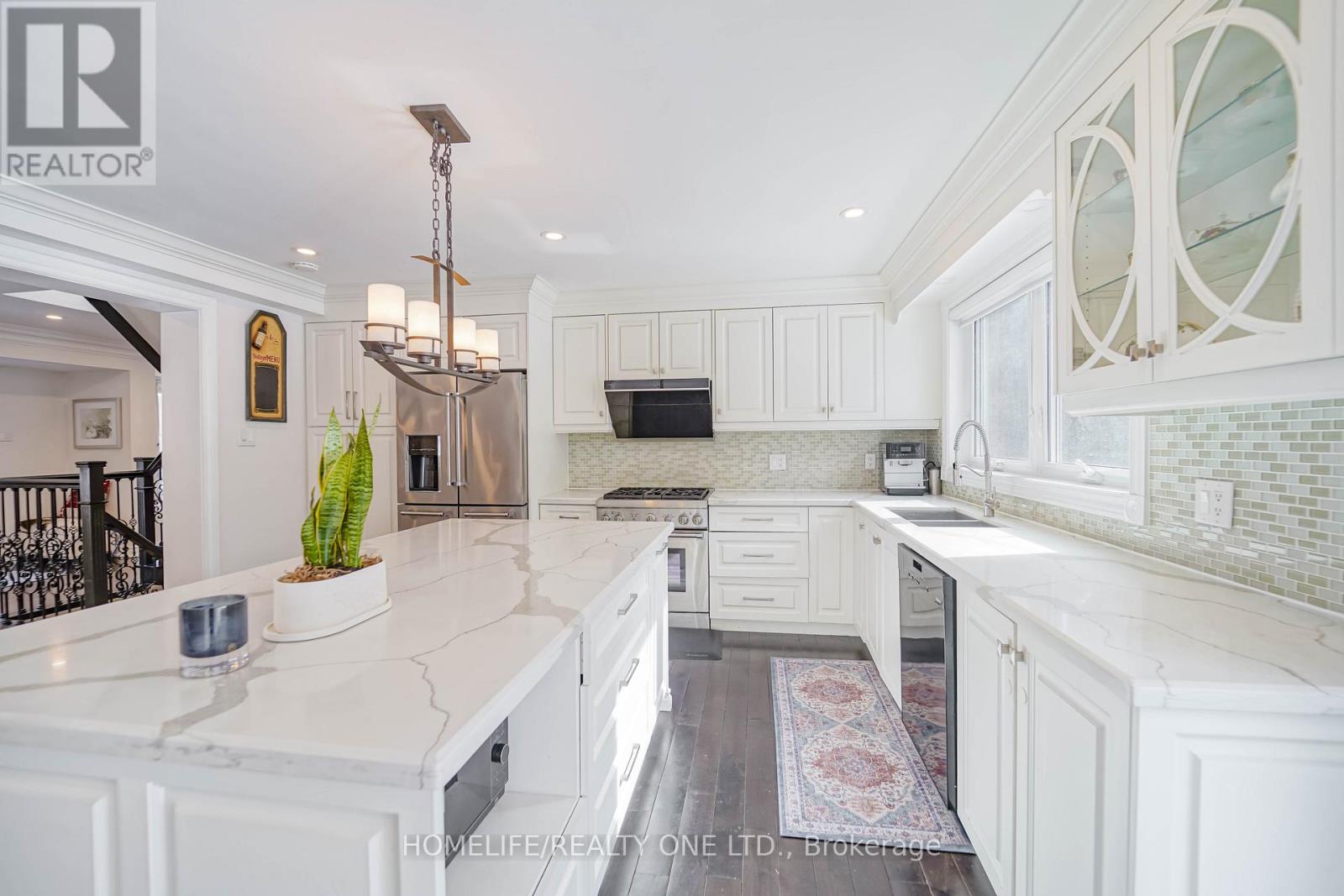 31 Bearwood Drive, Toronto, Ontario  M9A 4G5 - Photo 10 - W12975692