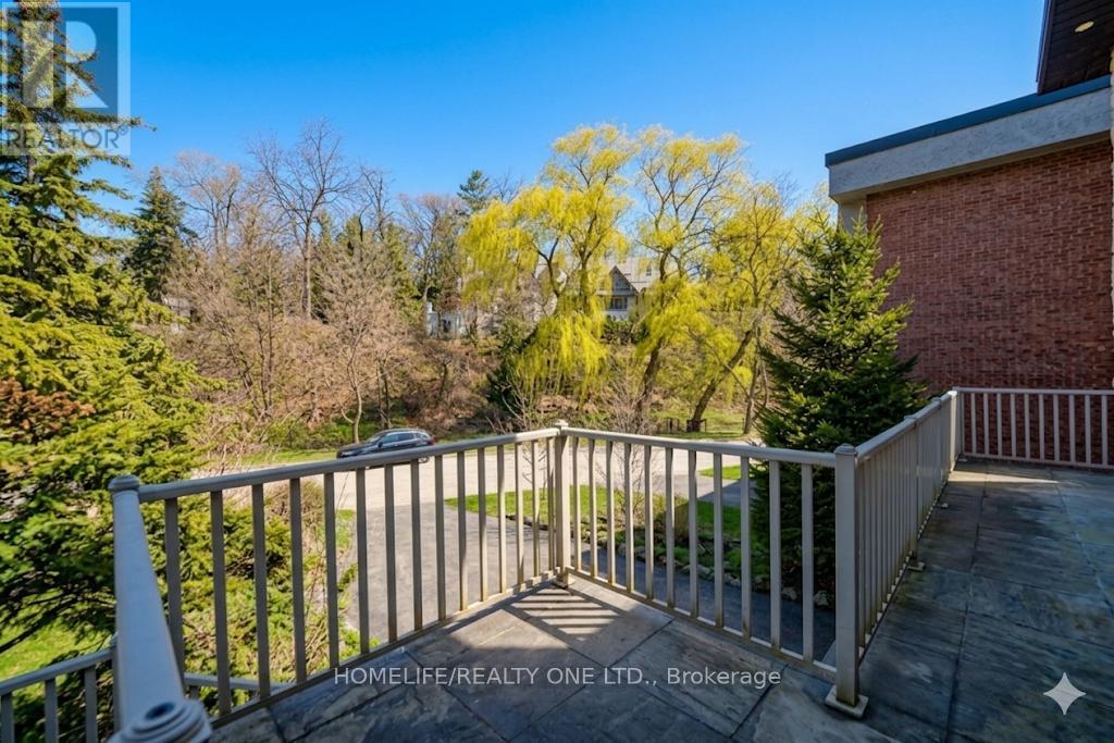 31 Bearwood Drive, Toronto, Ontario  M9A 4G5 - Photo 3 - W12975692