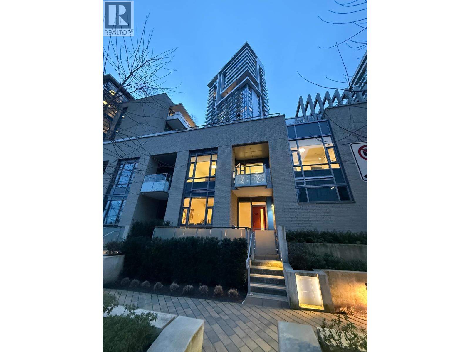 107 1500 Fern Street, North Vancouver, British Columbia  V7J 0E6 - Photo 2 - R3115576