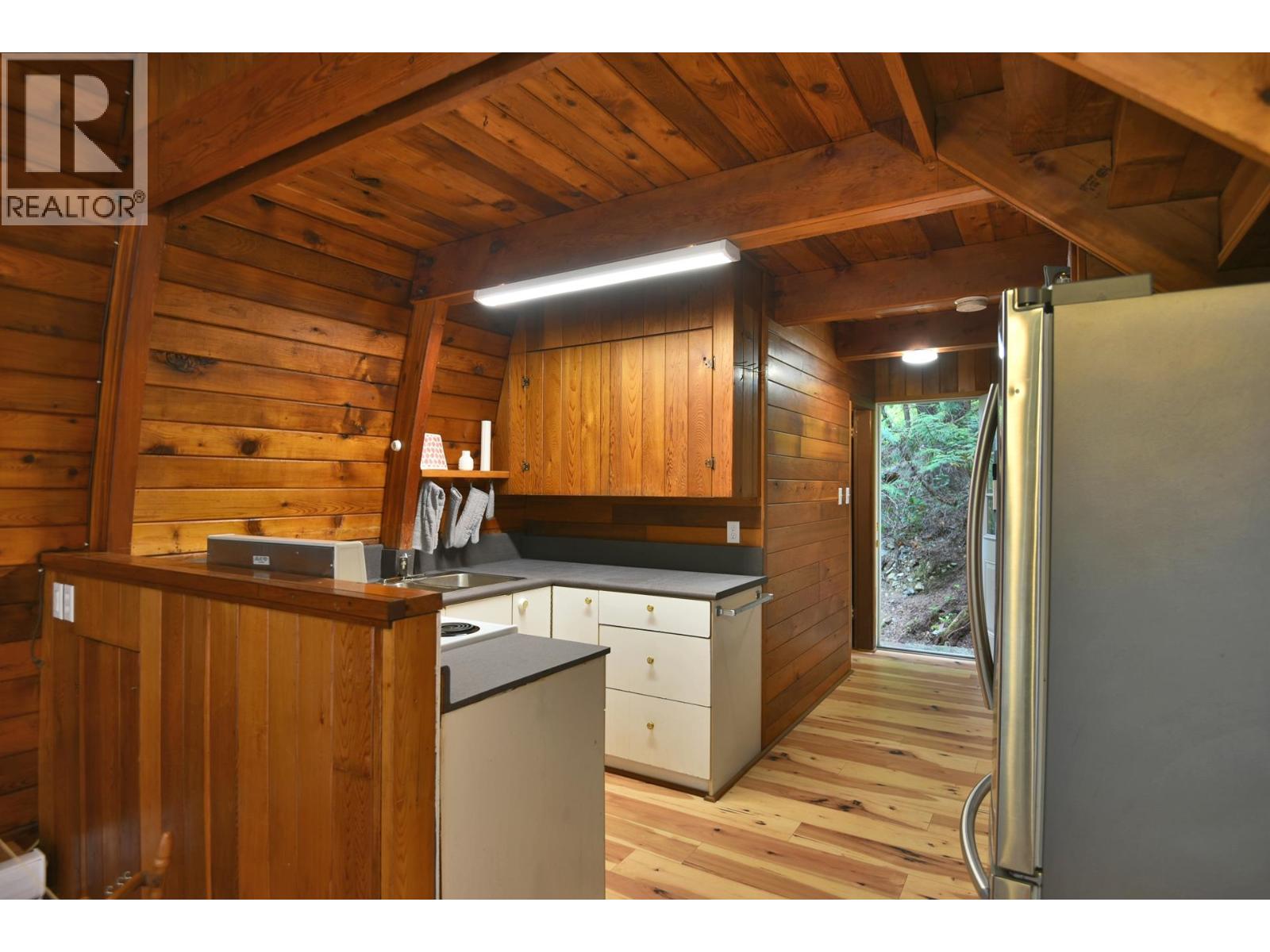 5569 Sans Souci Road, Halfmoon Bay, British Columbia  V7Z 1B6 - Photo 5 - R3115573