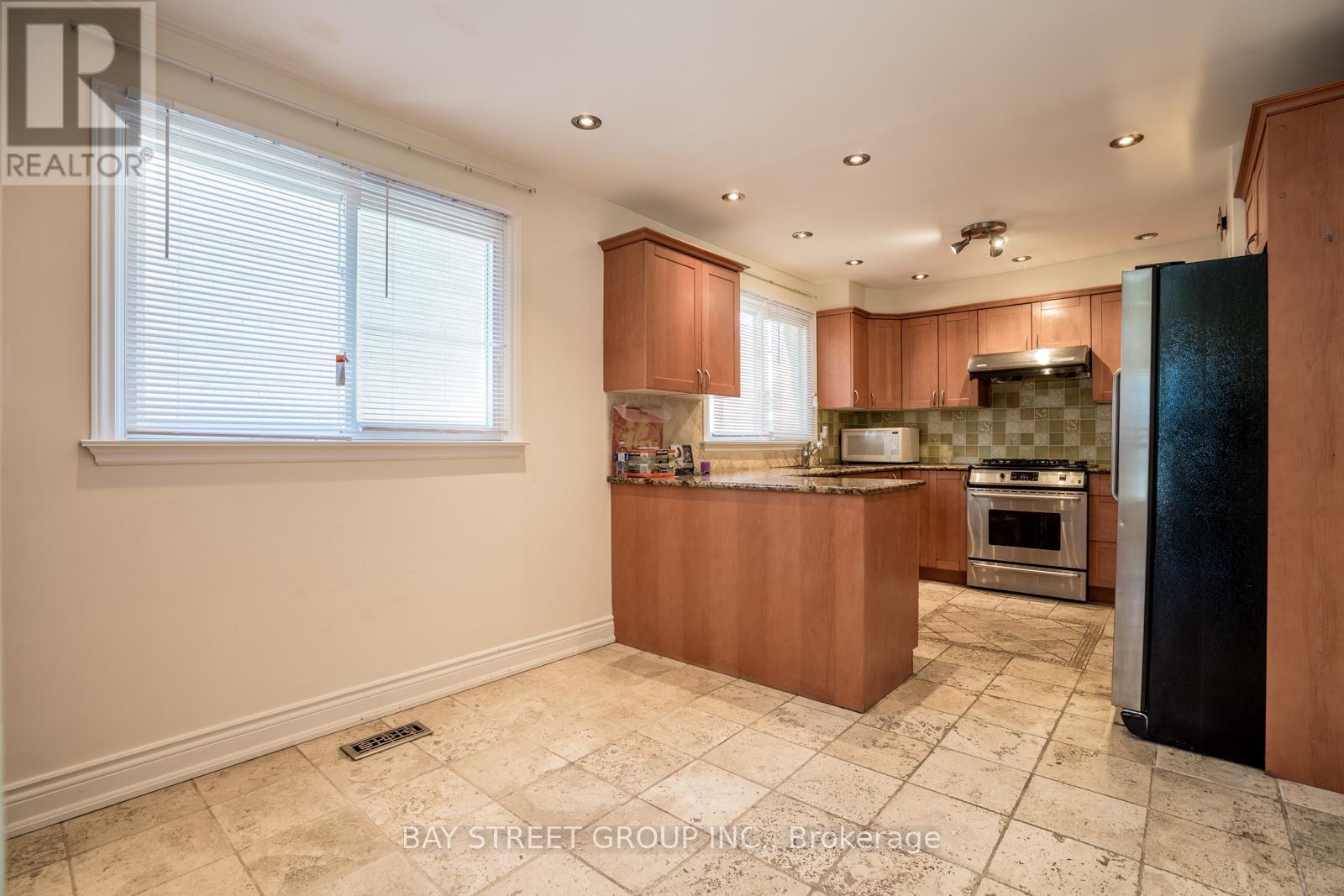 38 Foursome Crescent, Toronto, Ontario  M2P 1W3 - Photo 2 - C13042074