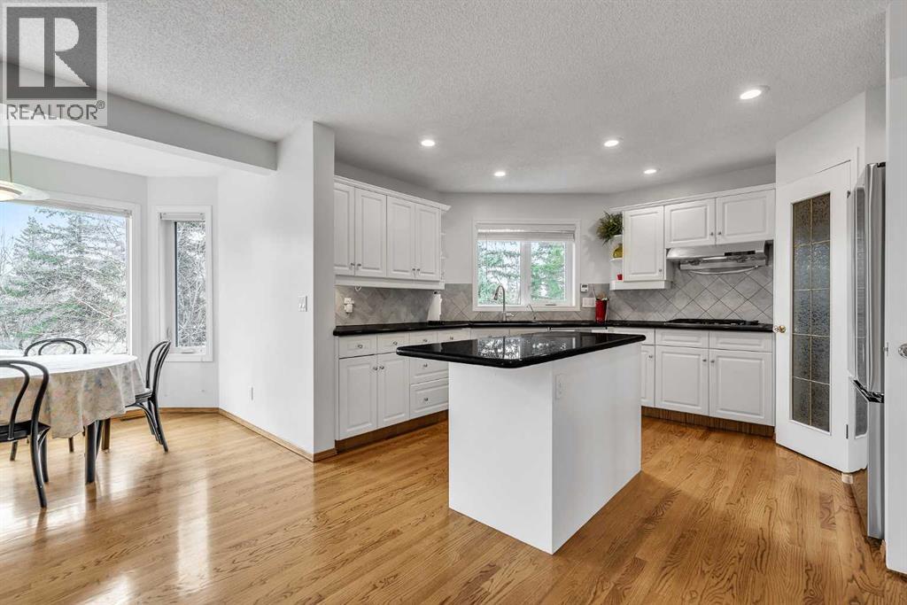 28 Woodpark Close Sw, Calgary, Alberta  T2W 6G2 - Photo 12 - A2302424