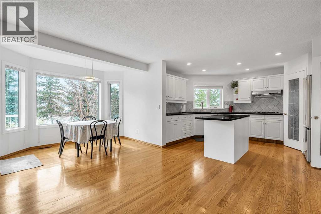 28 Woodpark Close Sw, Calgary, Alberta  T2W 6G2 - Photo 9 - A2302424