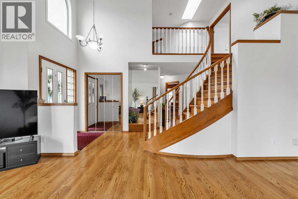 28 Woodpark Close Sw, Calgary, Alberta  T2W 6G2 - Photo 4 - A2302424