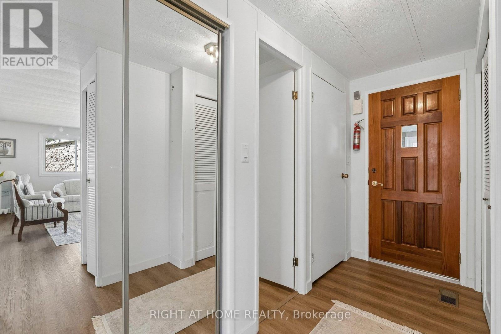 6 Emery Court, Georgina, Ontario  L0E 1R0 - Photo 6 - N13042282