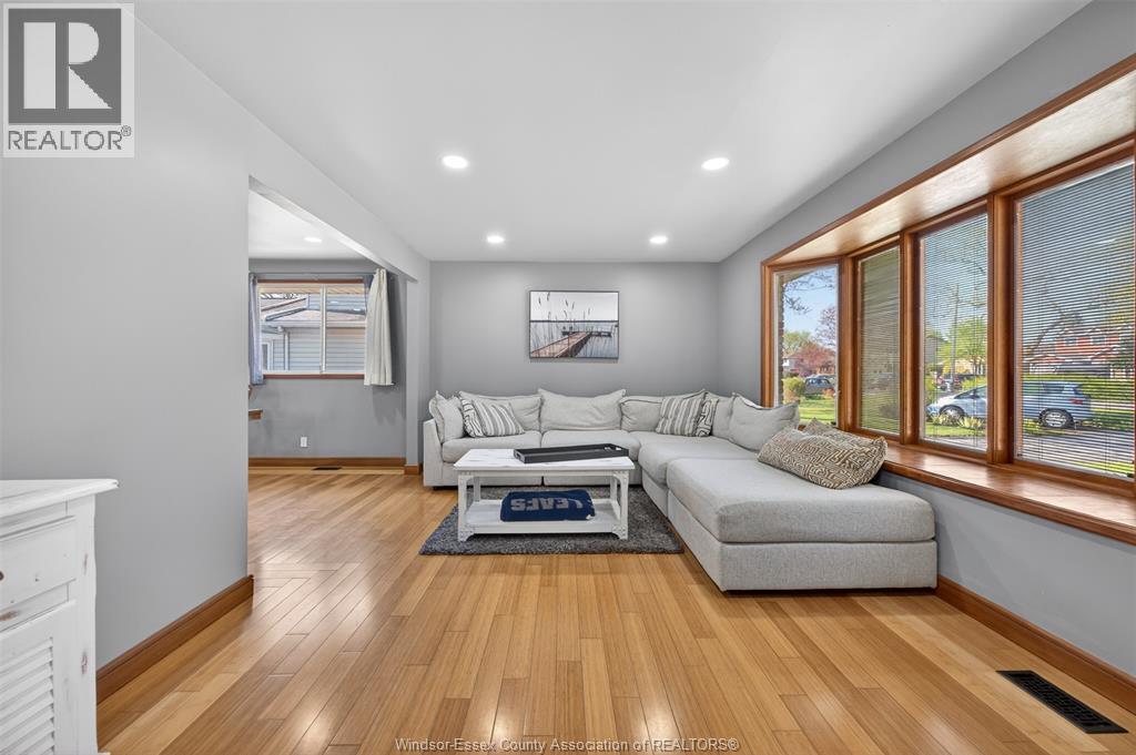 226 Edgewater Boulevard, Tecumseh, Ontario  N8N 2H2 - Photo 4 - 26009125